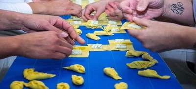 Le mani dei pastai intrecciano i tortelli con ricotta e spinaci